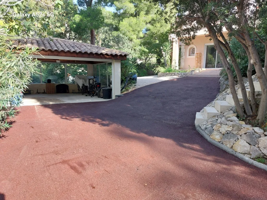 Application d'enrobé rouge sur Marseille dans les Bouches-du-Rhône