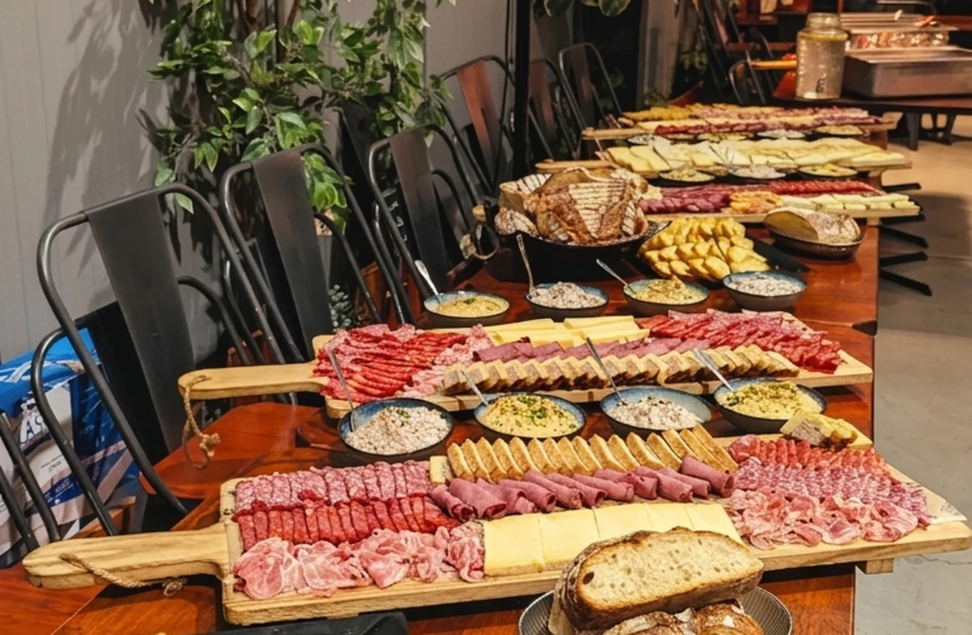 Générosité et partage : découvrez nos planches apéritives et buffets conviviaux, composés de produits frais et artisanaux.