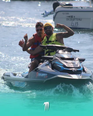 Vacanciers en balade jetski au large du Cap d’Agde, une activité phare de l’été dans l’Hérault.