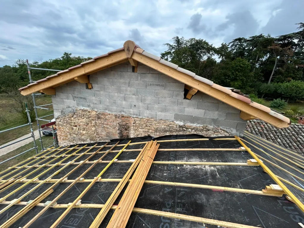 Pose d’un écran sous toiture pare-vapeur pour garantir l’étanchéité et la protection de la charpente