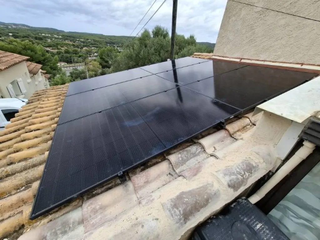 Pose de 6 panneaux solaires Dualsun avec raccordement au réseau pour la revente de surplus 