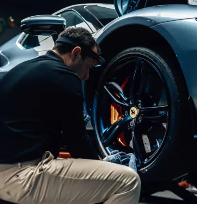 Avec son V6 hybride de 830 chevaux, cette Ferrari 296 GTS est une œuvre d’art roulante désormais protégée par un film de protection PPF XPEL appliqué chez Gloss Obsession.