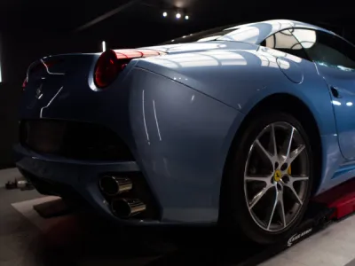 Ferrari California sublimée et protégée grâce au film XPEL appliqué à Lorient.