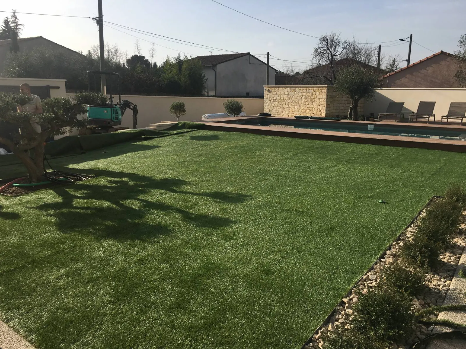 Création d'un joli jardin en gazon synthétique sur les Angles (Gard)