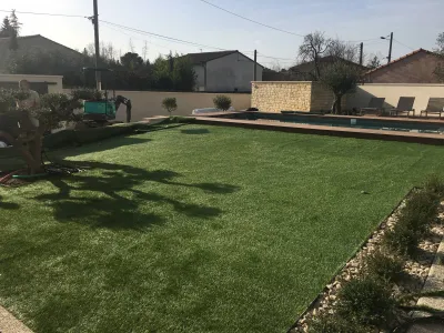 Création d'un joli jardin en gazon synthétique sur les Angles (Gard)