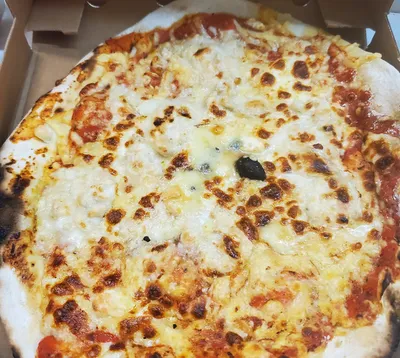 Pizza 4 fromages au feu de bois à base de tomate  chez presto pizza Salon de provence