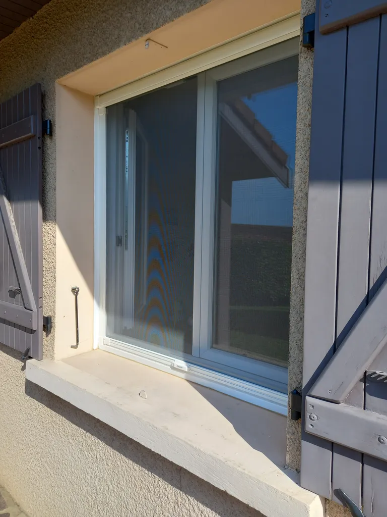 Pose de moustiquaires sur-mesure enroulables sur les fenêtres et latérales sur les portes fenêtres avec frein régulé à Misérieux