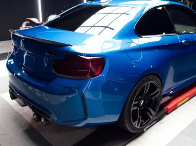 Avec son design agressif et ses performances de pointe, cette BMW M2 mérite une protection premium : le film de protection PPF XPEL assure une défense totale contre les rayures et impacts