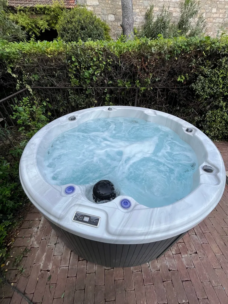 Livraison et installation d'un spa rond 7 places à Saint-Césaire-de-Gauzignan (30), près d'Alès, pour des chambres d'hôtes. - MCR Piscines et Spas - Gard