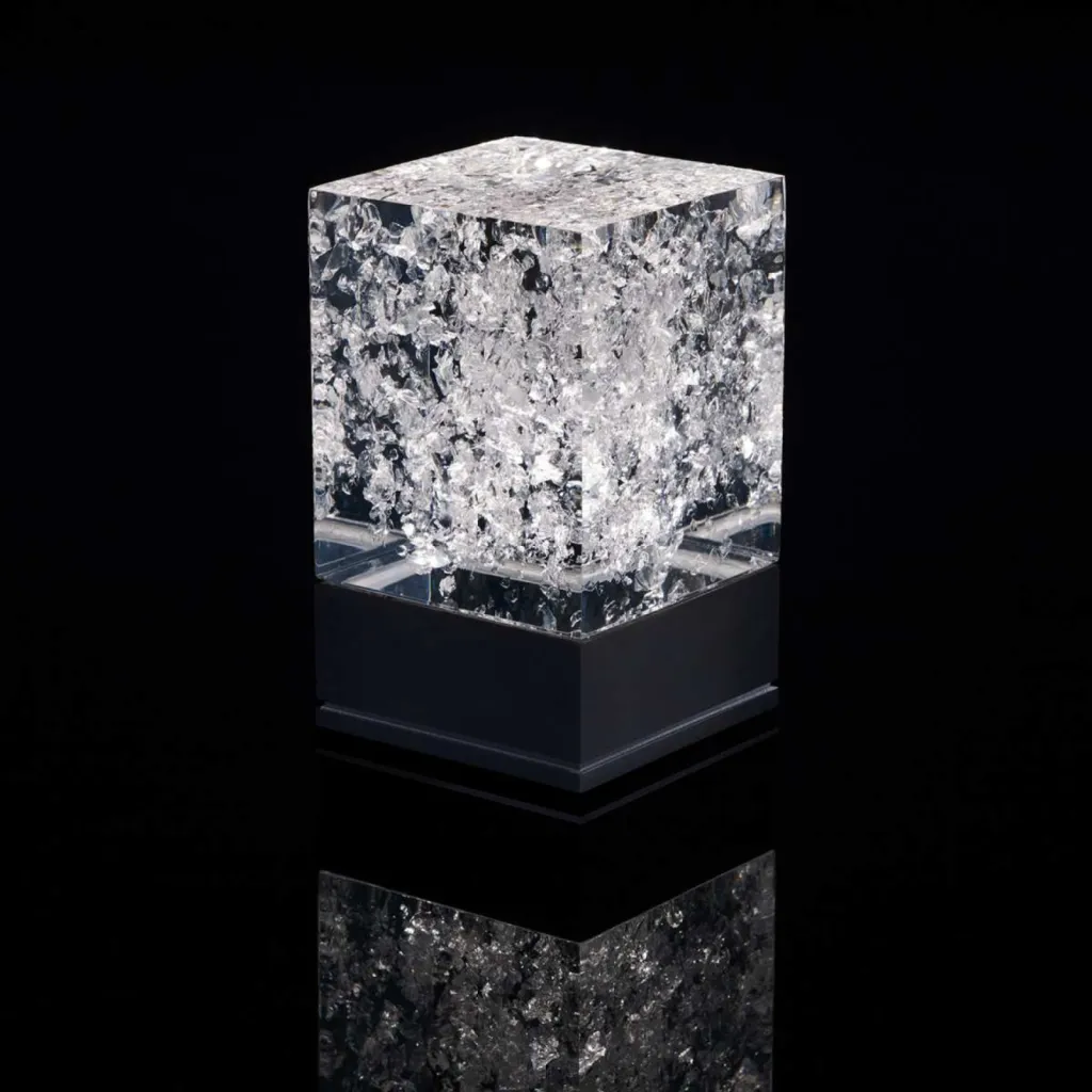 photo lampe design la D-cüb argent fond noir socle noir