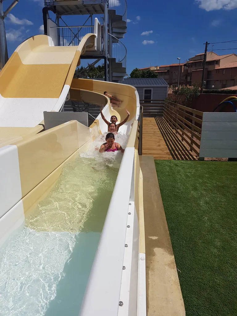 camping à Vias-Plage avec par aquatique proche de la plage de Vias