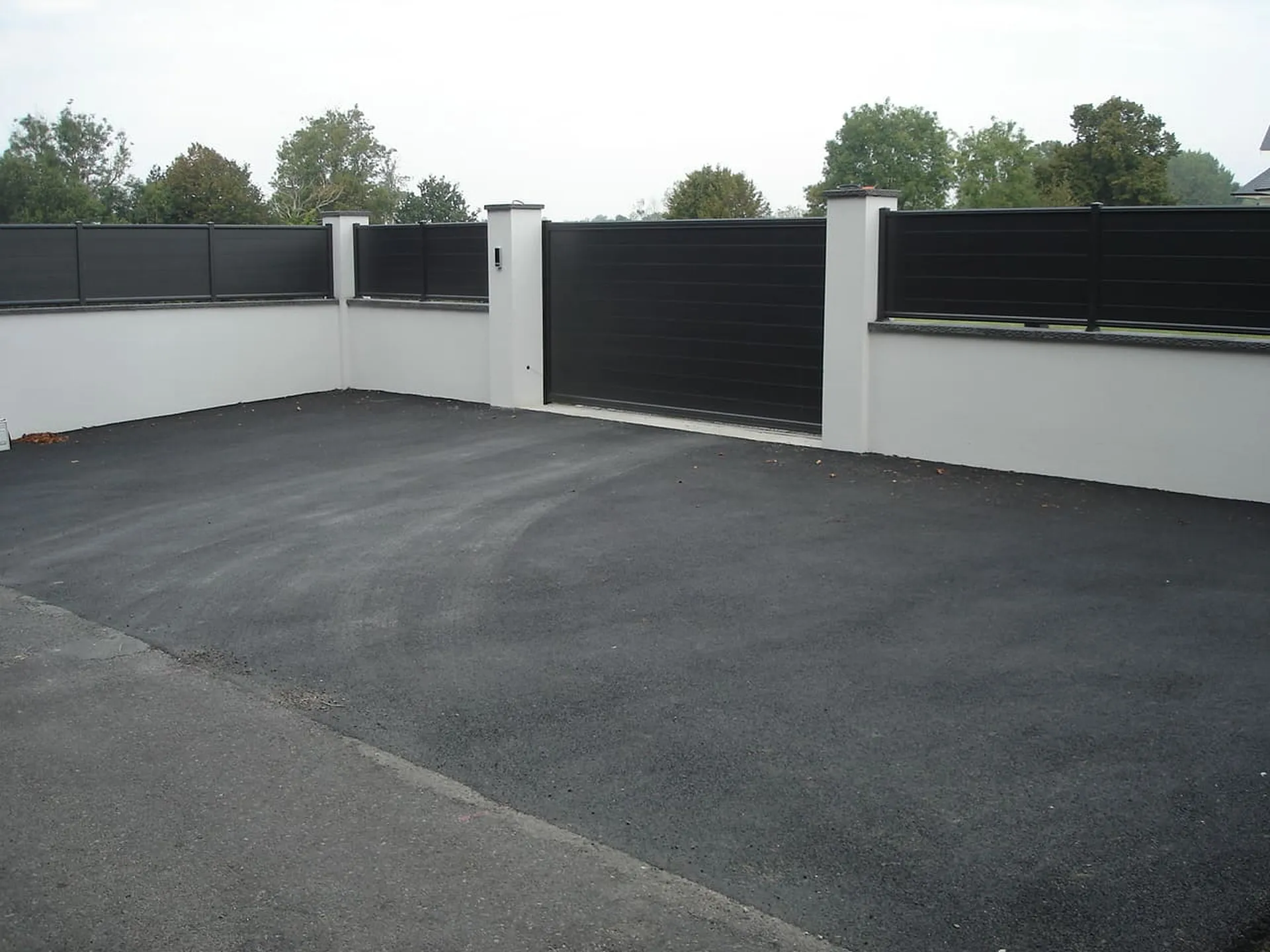 Installation de Portail en aluminium coulissant motorisé, Design contemporain et Fermetures automatiques à Caen dans le Calvados 14 et ses Alentours