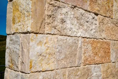 Façade et parement en pierre naturelle : revêtements muraux pour intérieur et extérieur