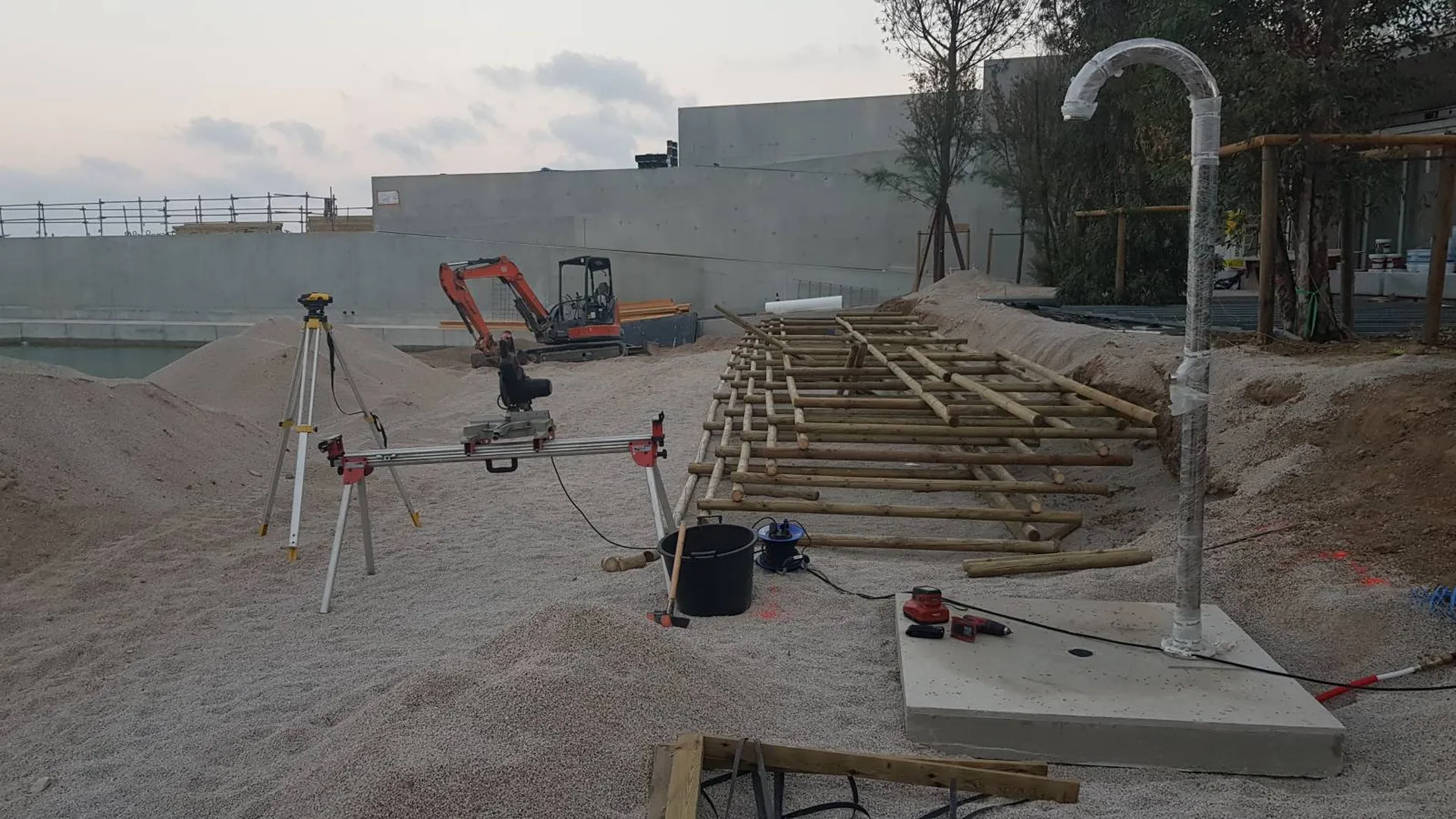 Création d'une structure bois pour soutien de talus sur une plage