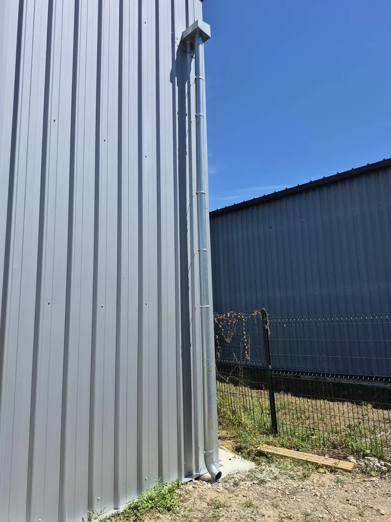 Pose de la gouttiére intégrée dans le hangar métallique