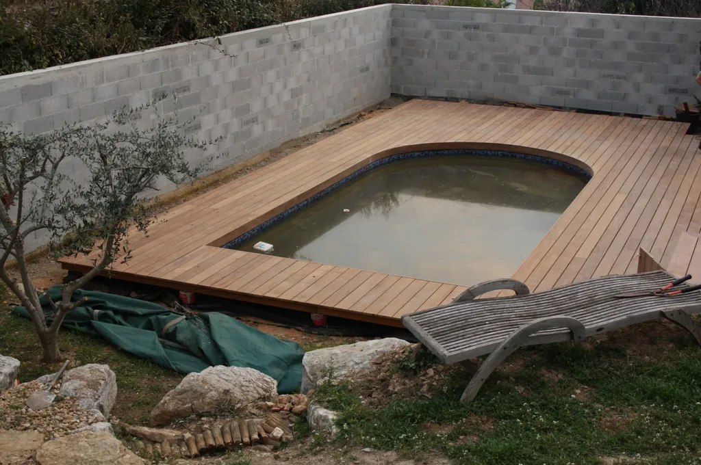Tour de piscine en Cumaru à Coudoux Bouche du Rhone