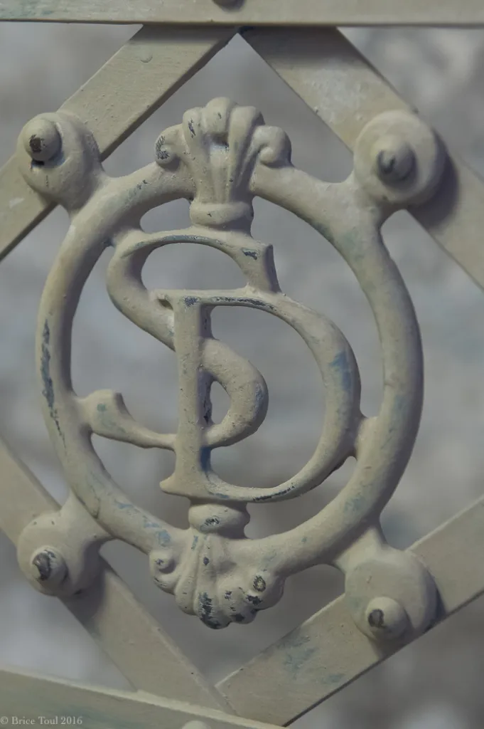 Logo Sacha décoration d'une chaise réeditée par Sacha Houant