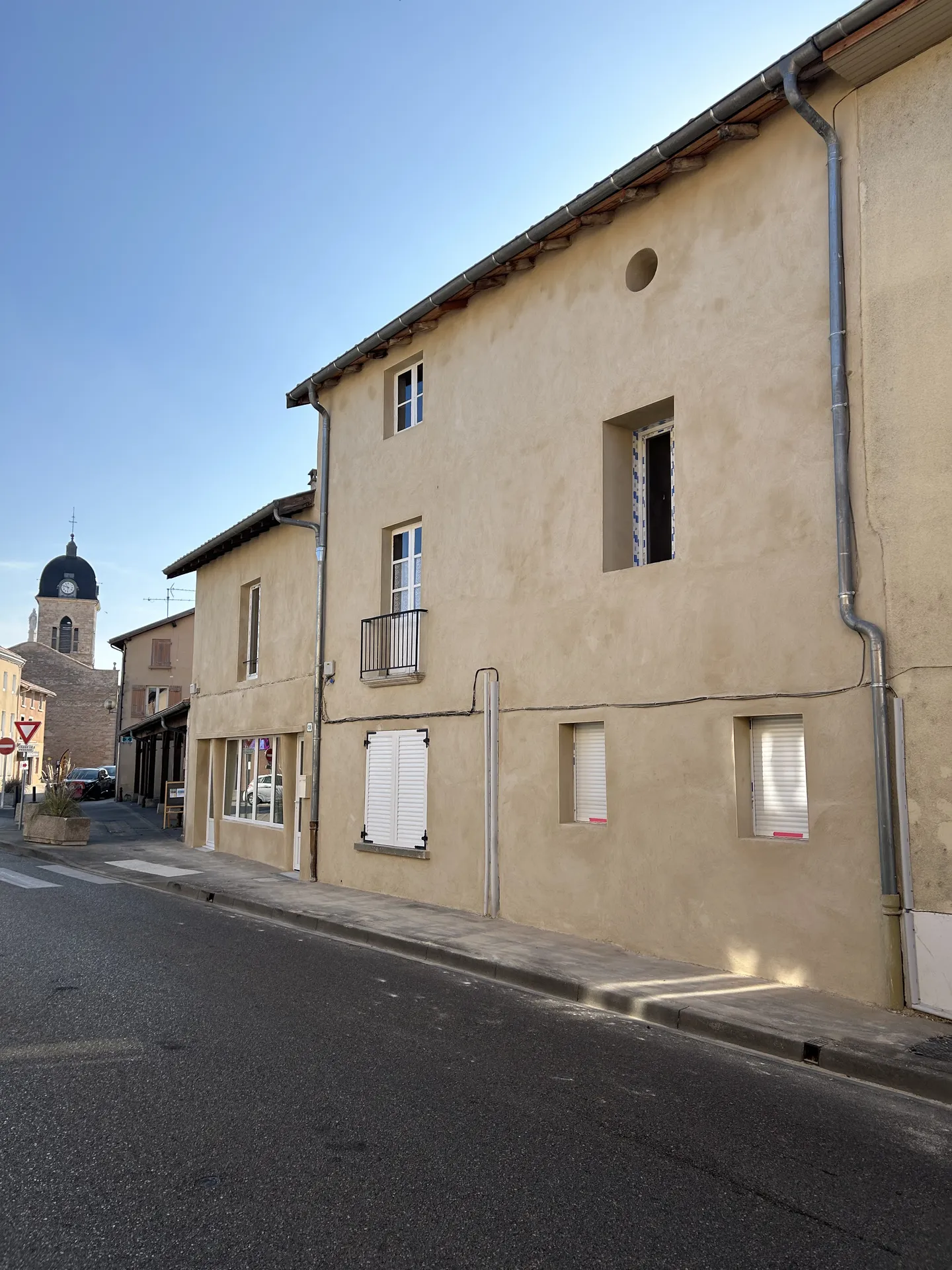 Façade rénovée après ravalement avec traitement des fissures et enduit neuf à Belleville-en-Beaujolais
