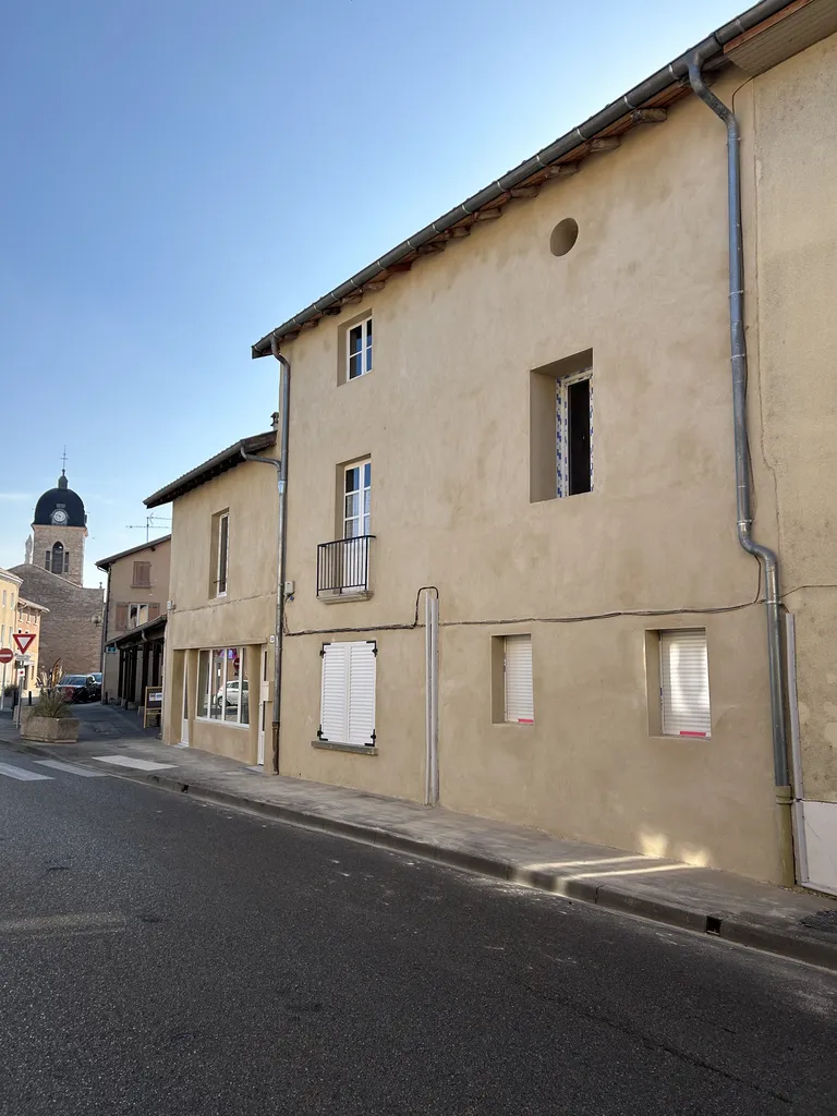 Façade rénovée après ravalement avec traitement des fissures et enduit neuf à Belleville-en-Beaujolais