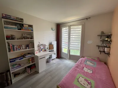 A vendre Croissy bel appartement rénové 3 chambres avec balcon et box à deux pas de la British school