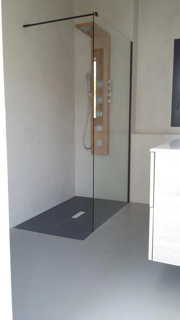 SOL EN BÉTON CIRÉ COULE AVEC UNE CHAPE MINCE FIBRE TEINTE A GEMENOS 13