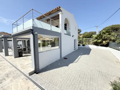 Villa front de mer à vendre aux Issambres – vue Méditerranée et piscine chauffée