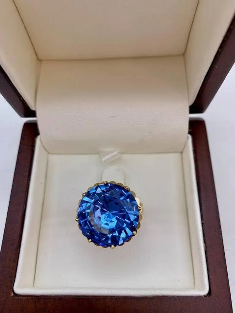 L'Éclat du Bleu : Topaze Synthétique en Ornement d'Or chez Or Ligne à La Teste près de Biganos