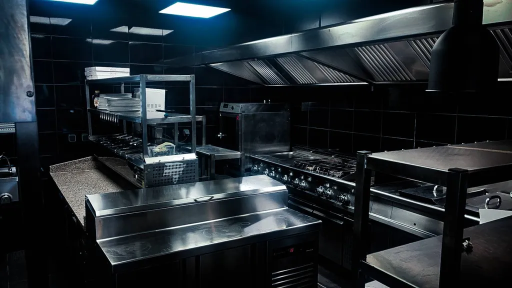 Démontage et Nettoyage d'une cuisine professionnel avec fourniture matériels de bar pour notre client le Gepetto a Marseille
