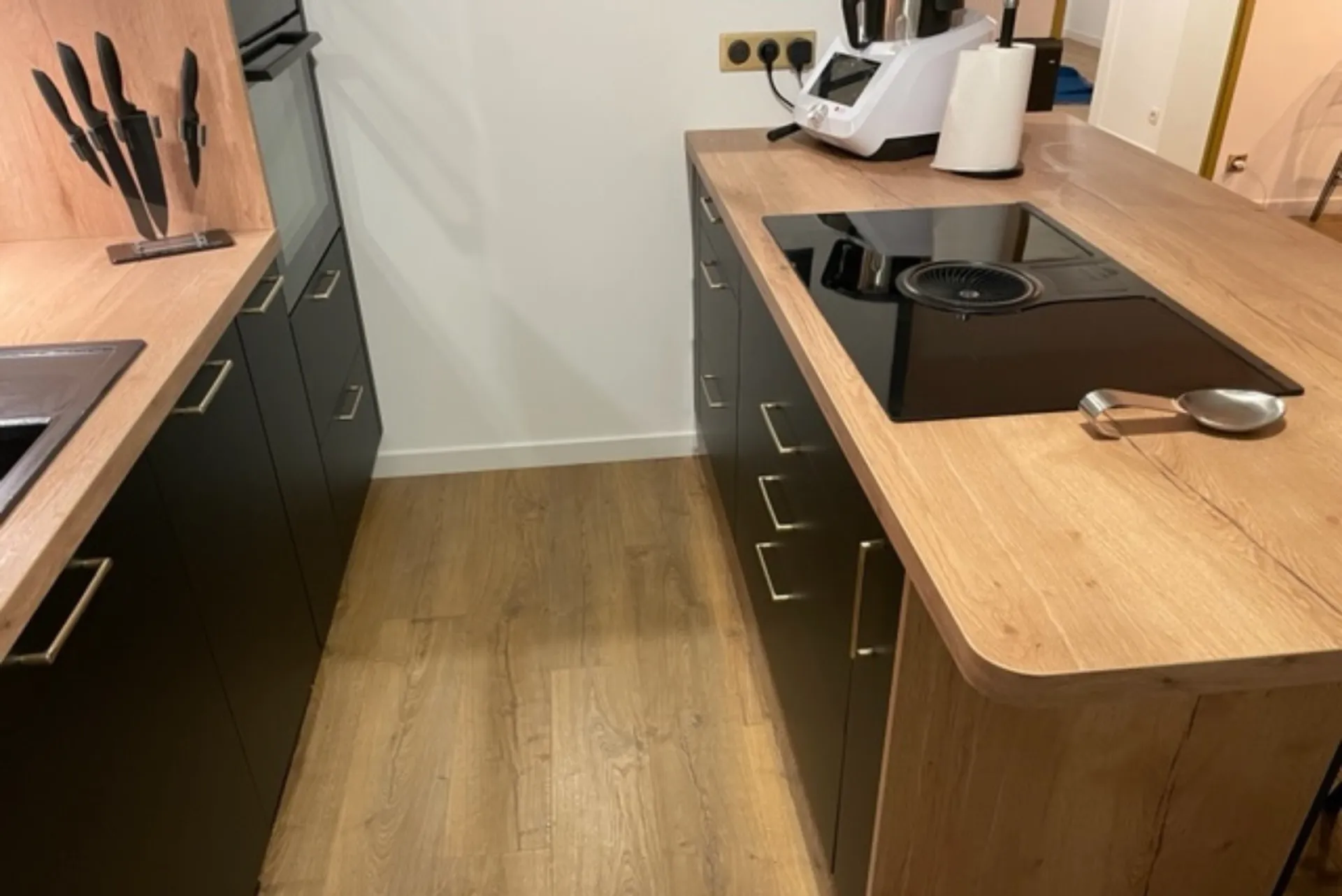 Ilot central avec plaque de cuisson intégrée 