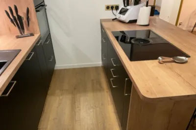 Ilot central avec plaque de cuisson intégrée 