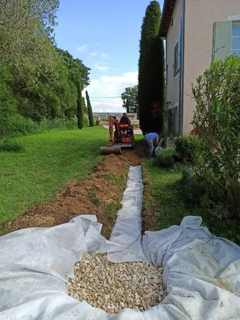 Drain pour assécher un mur région de Nïmes