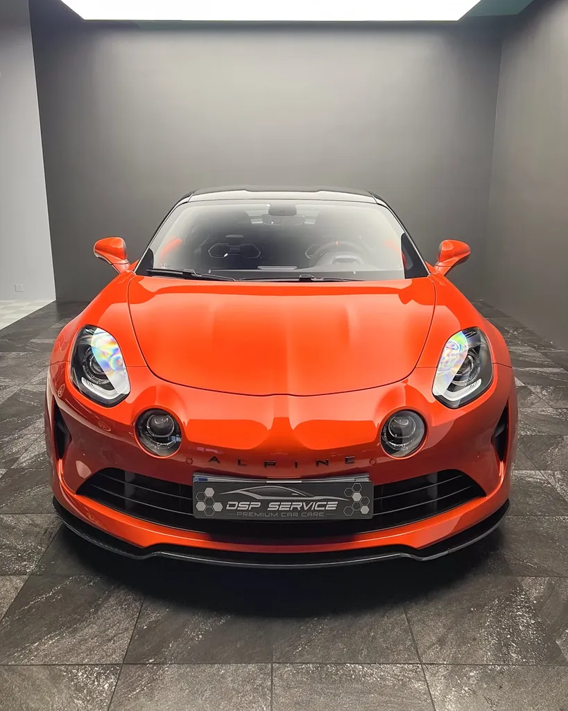 Un entretien intérieur et extérieur sur une Alpine A110 S à DSP Service Le Mans