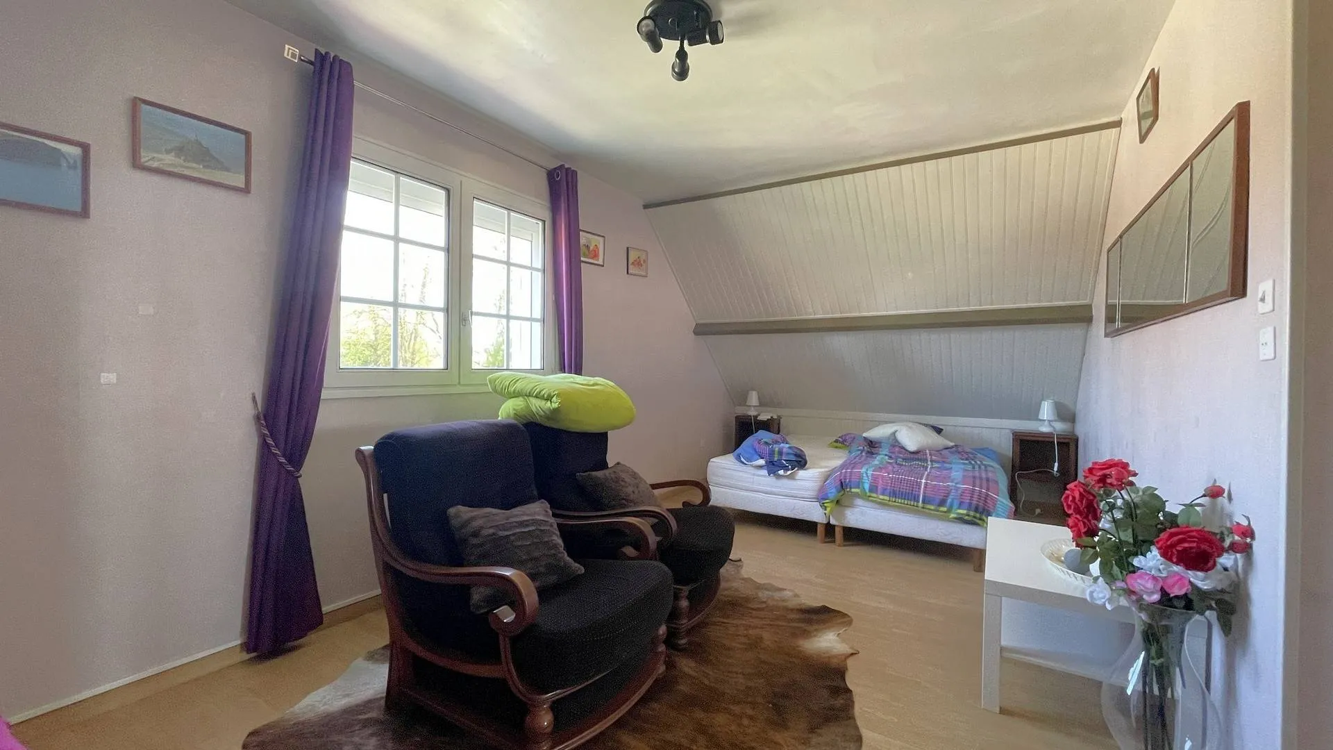 Vends Jolie propriété de 802m², à quelques minutes de la plage et du centre de Dieppe, offrant tout le confort d’une maison moderne.