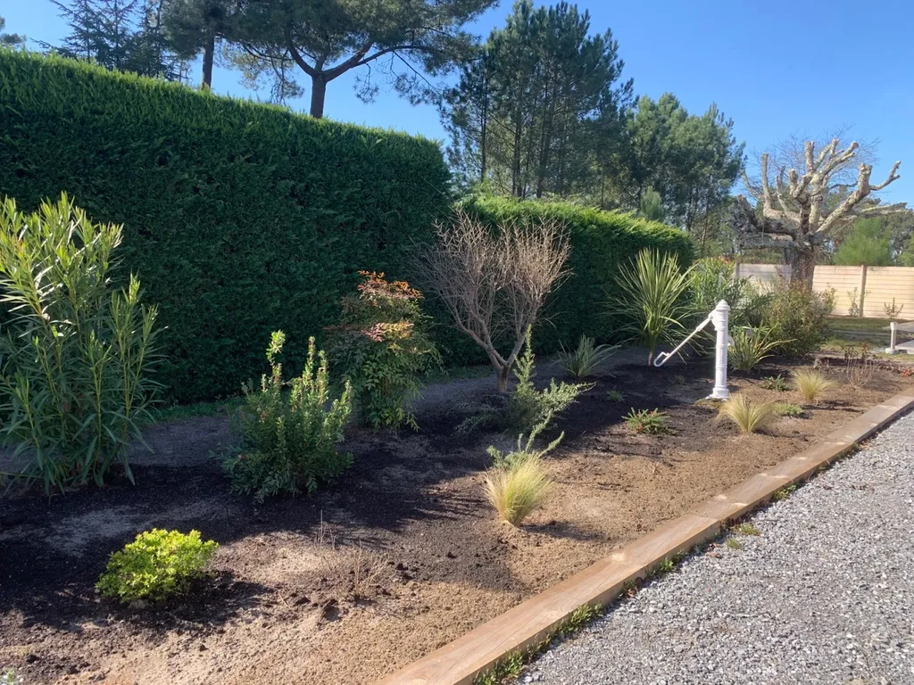 Création de massif fleuri à Mimizan par un paysagiste professionnel