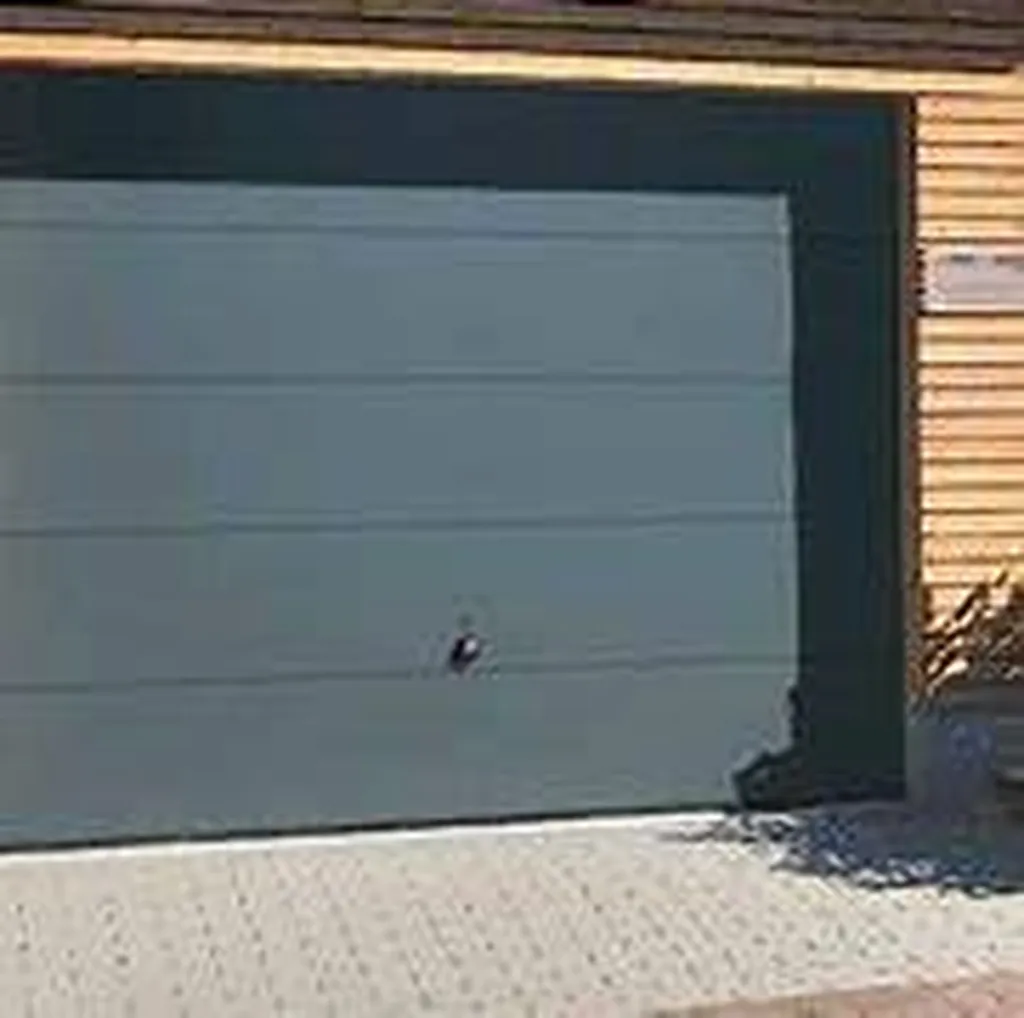 Pose de porte sectionnelle gris foncé ral 7016 à Eculy-