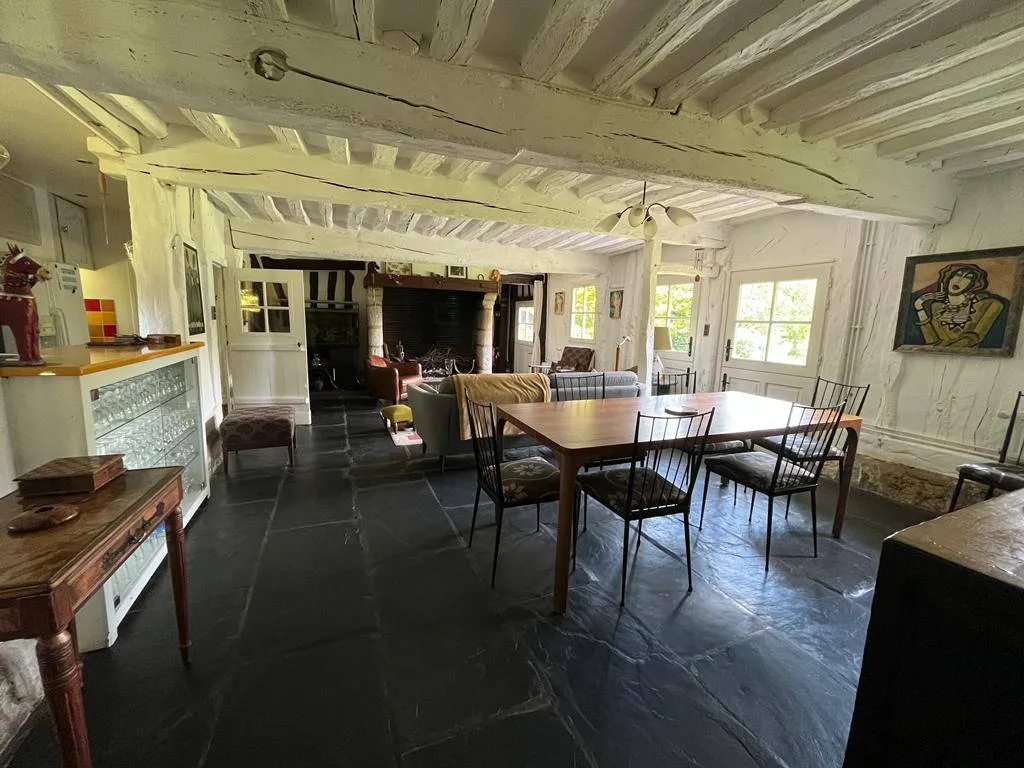 A saisir belle propriété  édifiée sur une parcelle de 5000 m² sur la commune de LA MAILLERAYE SUR SEINE