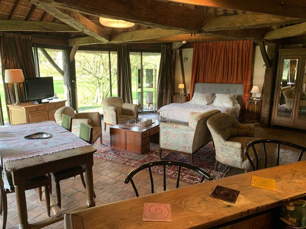 A vendre dans les boucles de la seins 3 maisons traditionnelles en chaume, en Normandie.