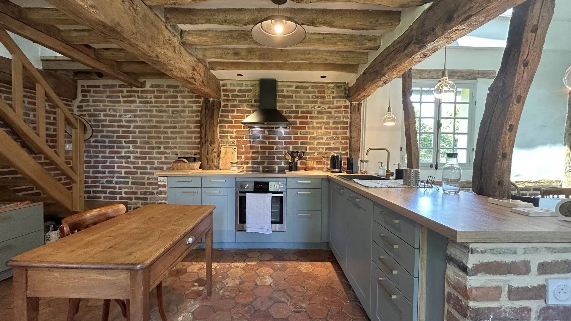 A vendre, cuisine aménagée et équipée – Conviviale et fonctionnelle, elle s’ouvre directement sur la salle à manger lumineuse.