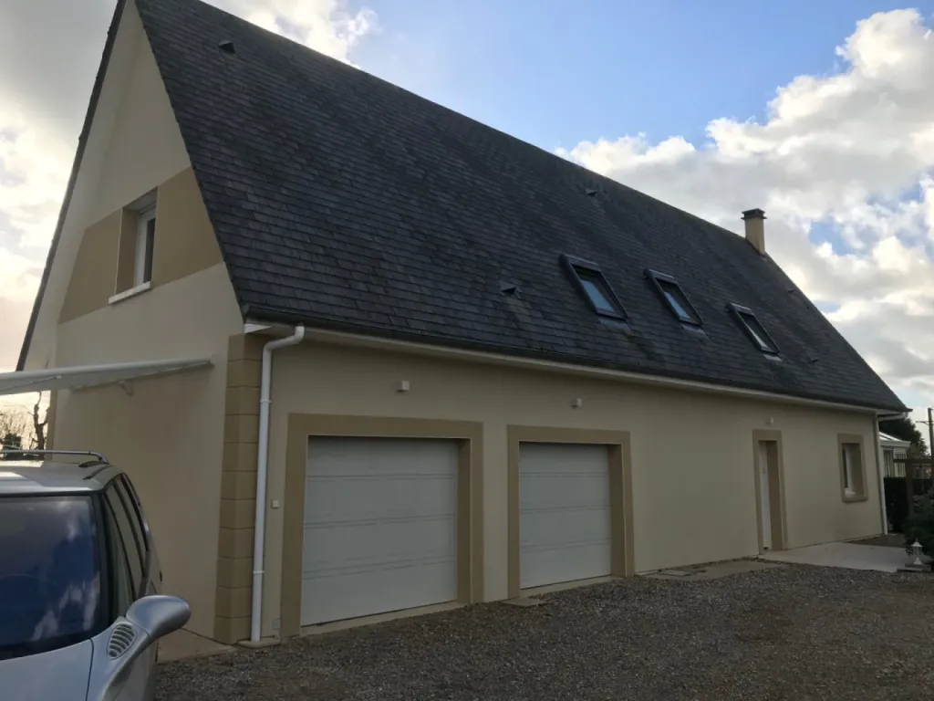 Réalisation d’un ravalement en enduit projeté à la chaux aérienne finition gratté fin proche Bolbec (76)