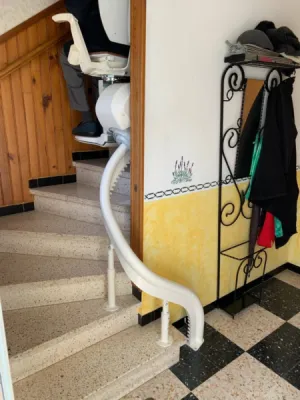 OTOLIFT Modul'Air avec un départ pour dégager le bas de l'esclier