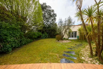 Maison à vendre Bordeaux Caudéran avec garage, solution idéale de stationnement sécurisé dans un secteur recherché à proximité du Parc Bordelais.