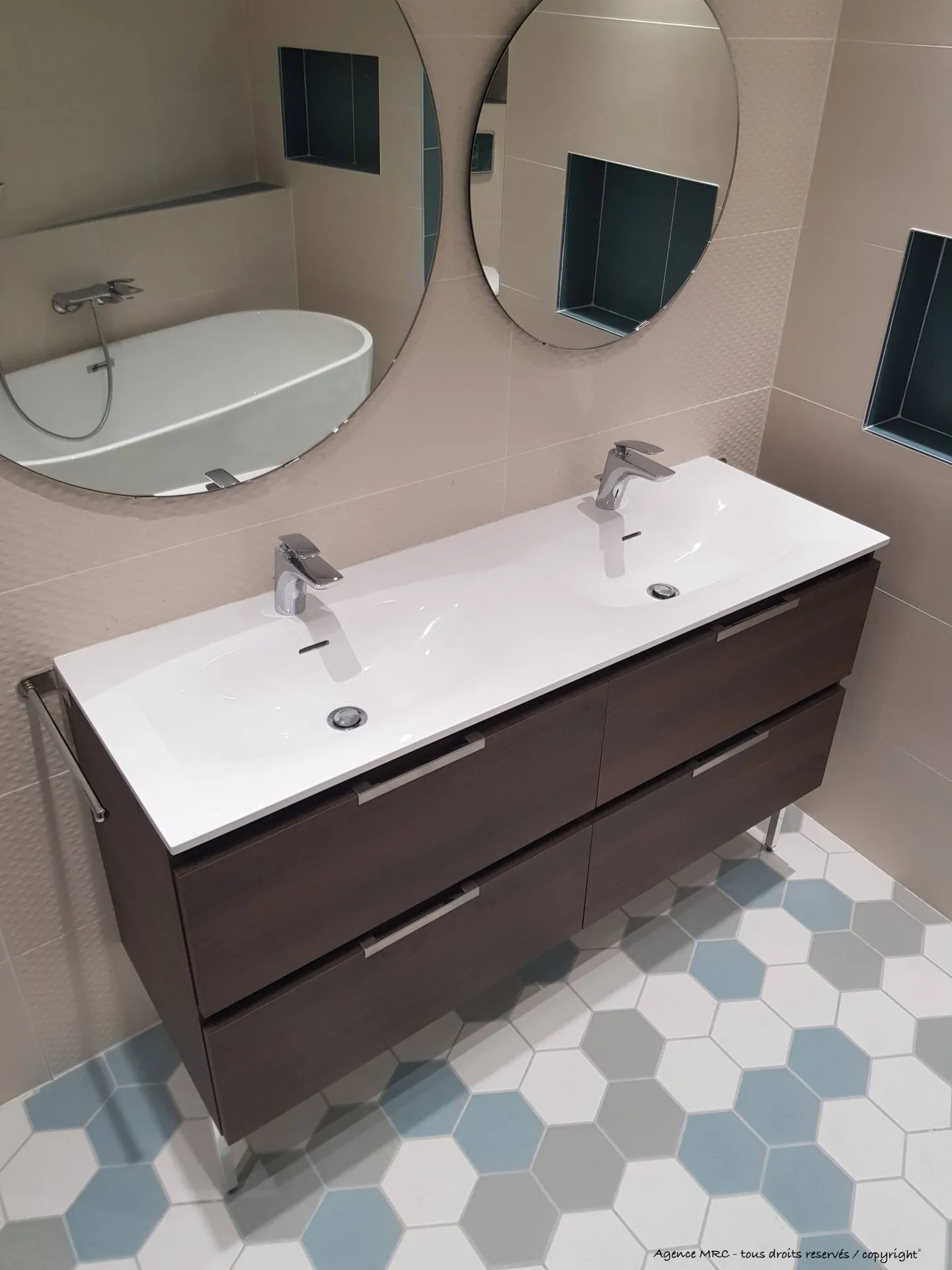 Aménagement total de suite parentale par architecte d'intérieur à Auriol 13 dans l'ancien garage d'une maison avec WC, salle de bain et buanderie