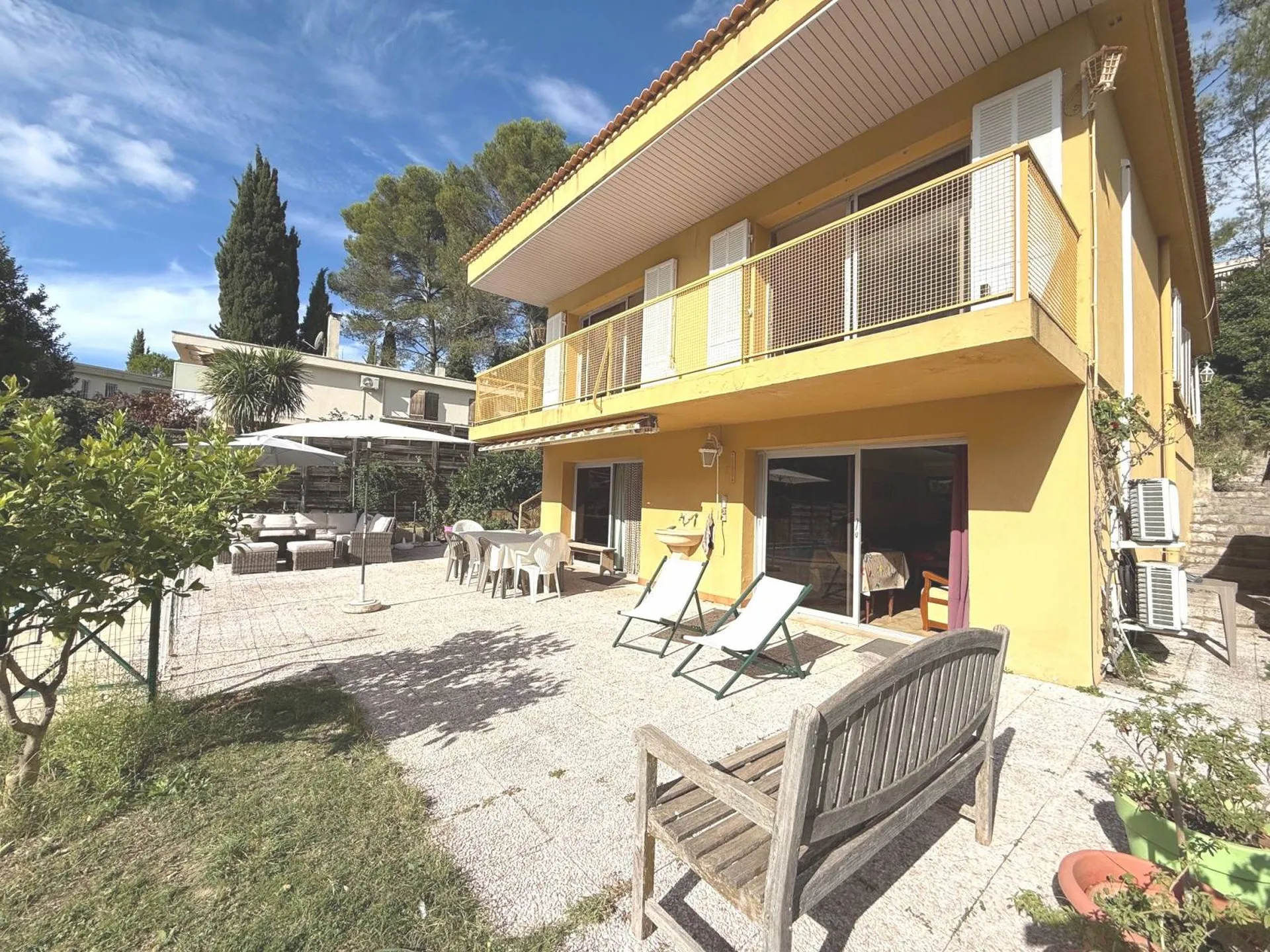 Villa en vente à Carnoux comprenant 2 logements