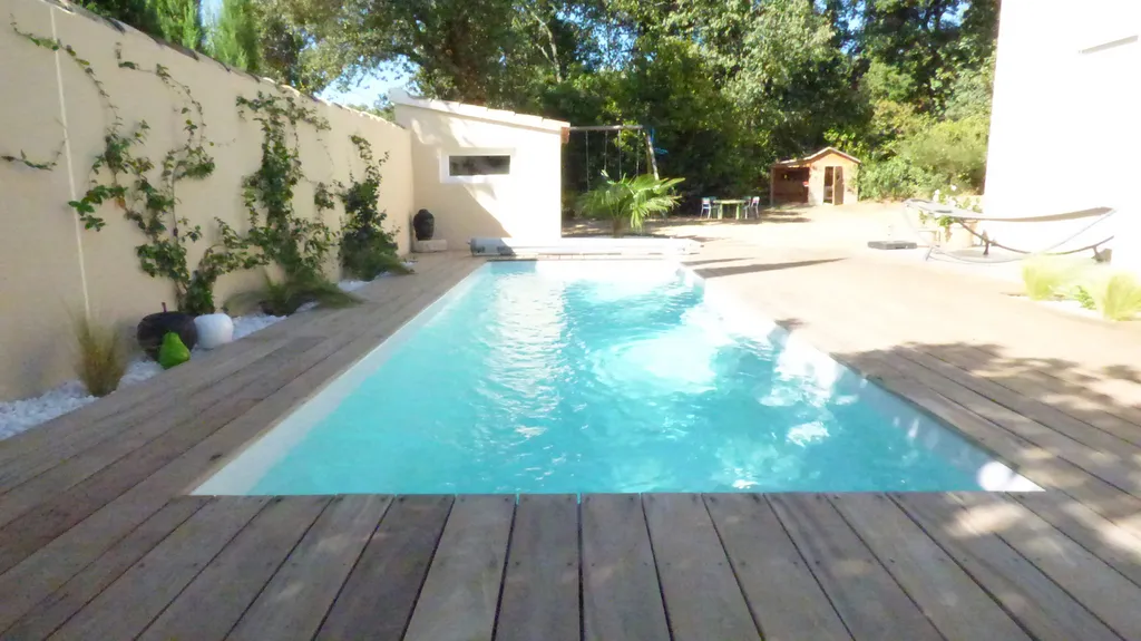 Piscine sur terrasse planchée