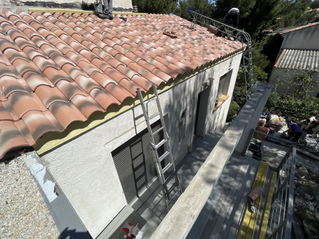 pose de tuiles abeilles sur martigues