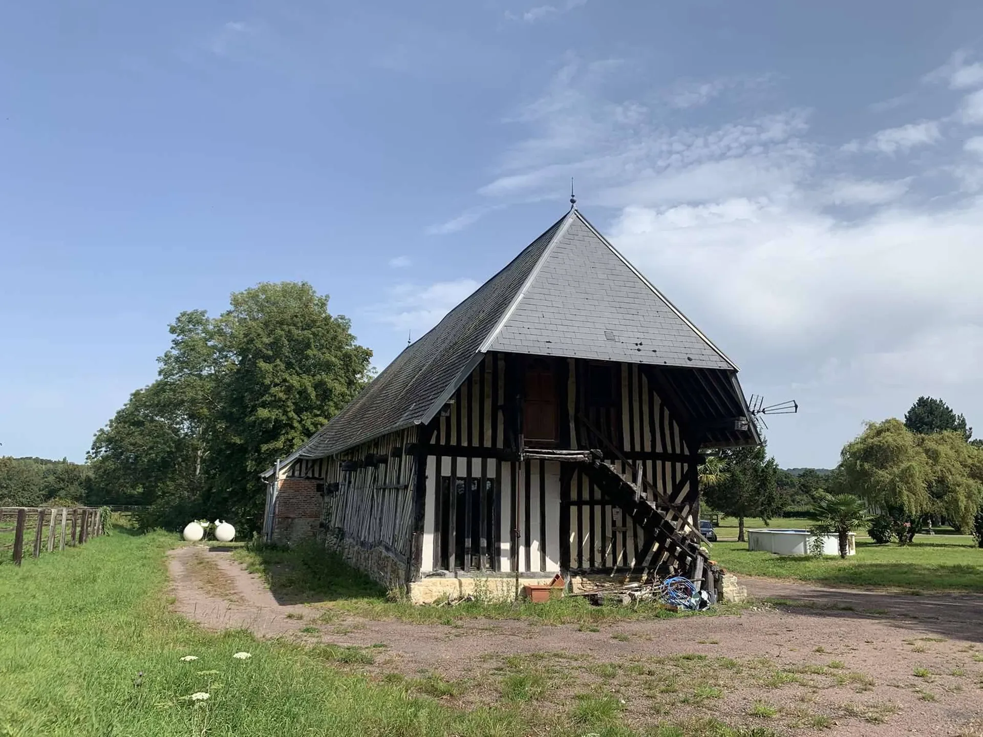 Située dans la région du PAYS D’AUGE  (CALVADOS 14) à proximité de BEUVRON EN AUGE 14430 et de CAMBREMER 14340, à 20 mn de CABOURG 14390, 30mn de DEAUVILLE 14800 et de son pôle hippique, dans une région comprenant de nombreux haras d’élevage de cheva