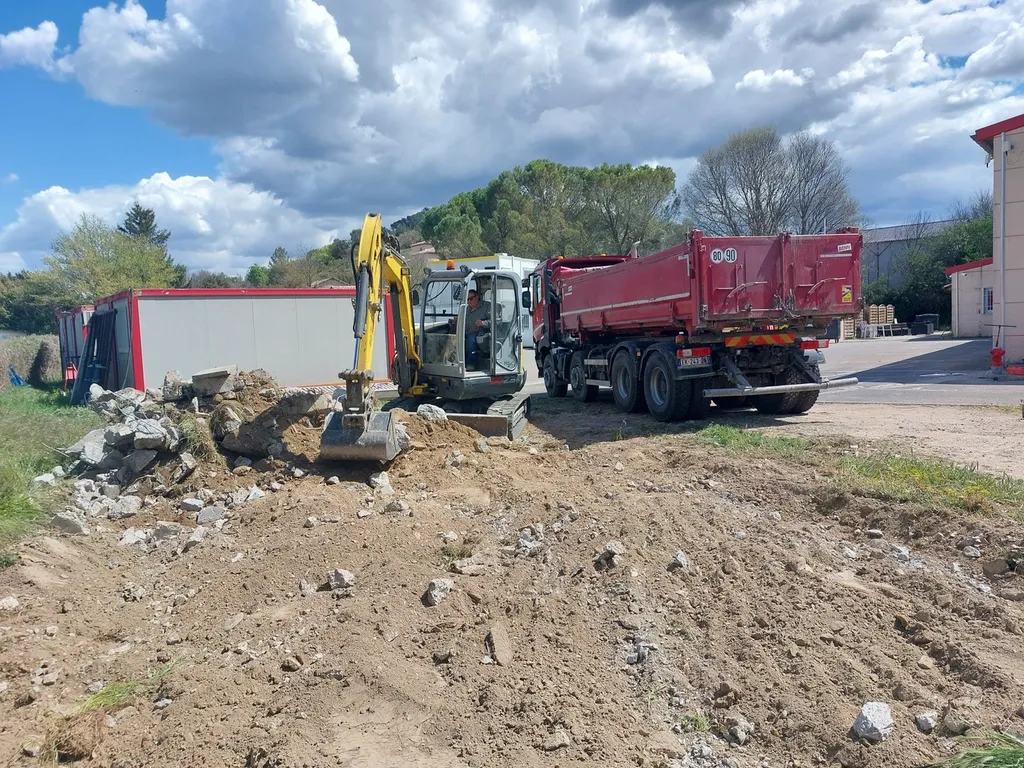 Création de longrines béton pour réceptionner des Algeco et viabilisation du site à St Paul lez Durance dans les Bouches du Rhône
