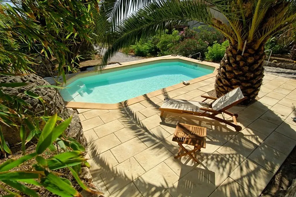 piscine dans jardin avec terrasse