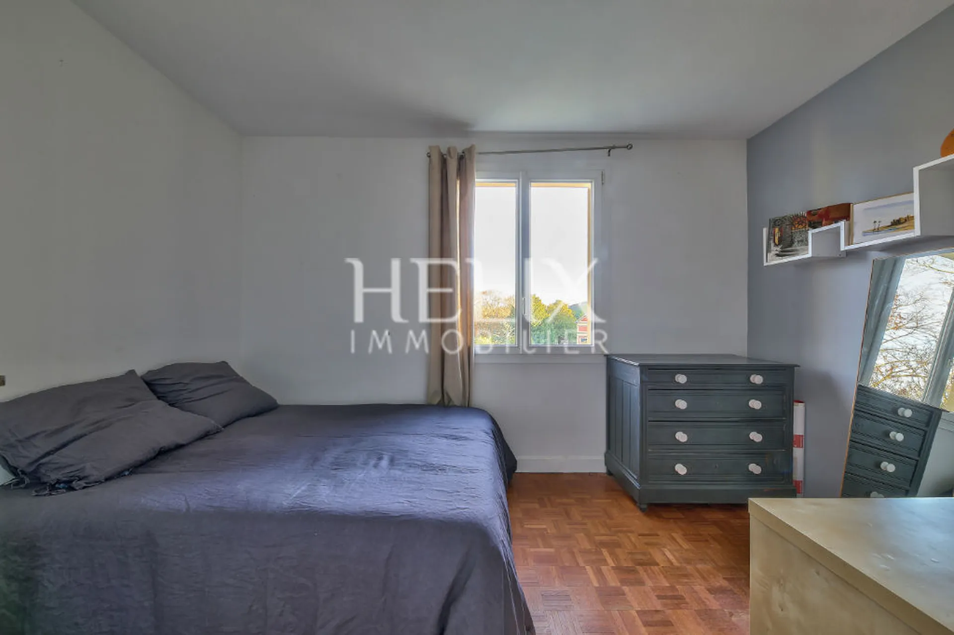 Magnifique appartement traversant de 4 pièces à Saint Germain en Laye, une triple exposition, lumineux et ensoleillé, ascenseur et parking privé dans la résidence proche RER A.