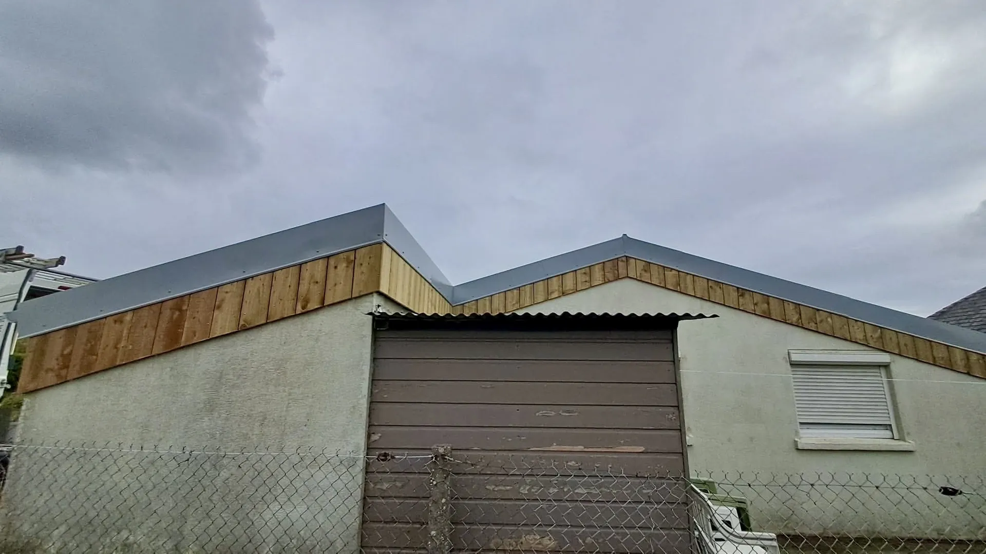 Couverture d’une maison en tôle Maukatherm avec isolant 70mm RAL 8750 aux alentours de Paluel en Seine-Maritime 76